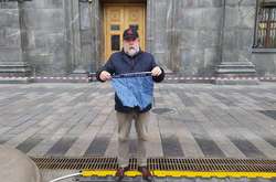 Чому російські опозиціонери замість коктейлів Молотова приносять до будівлі ФСБ труси?