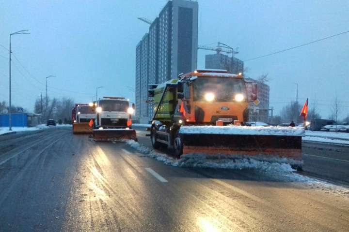 Сніговий колапс скасовується? Близько тисячі комунальників прибирають Київ (фото)