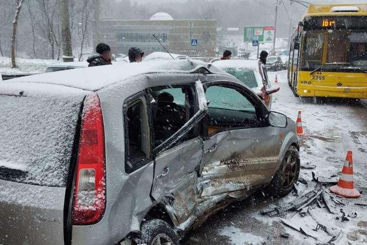 Снігопад в Україні: за добу майже 600 аварій і вісім загиблих