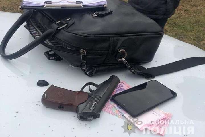 На Київщині правоохоронці затримали озброєного наркодилера (фото)