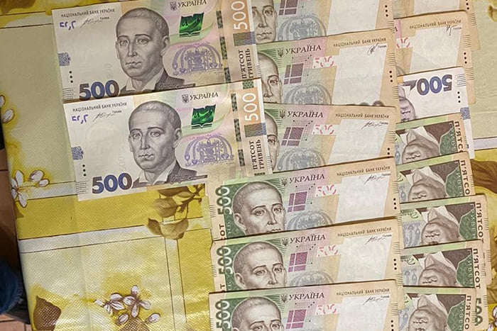У Києві колишній правоохоронець із подільником збували фальшиві долари і гривні (фото)