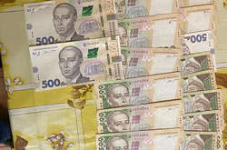У Києві колишній правоохоронець із подільником збували фальшиві долари і гривні (фото)