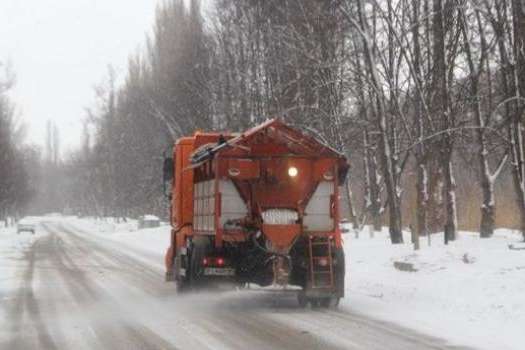 Снігопад і ожеледиця: за добу на дороги Київщини висипали 6,6 тис. тонн солі