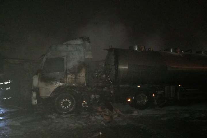 На Київщині згоріла вантажівка з цистерною та гаражі (фото)
