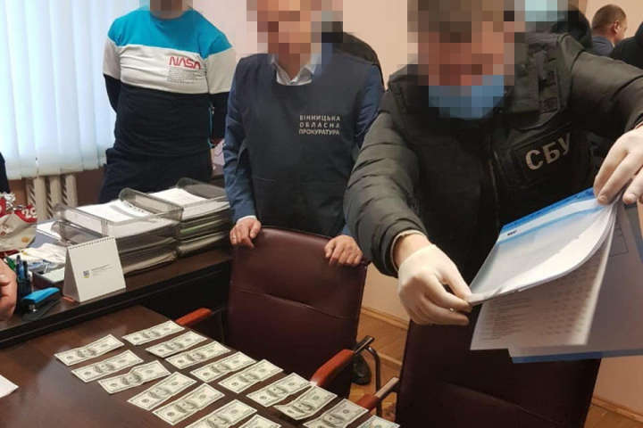 СБУ впіймала на хабарі чиновника Вінницької обладміністрації 