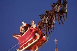 Санта-Клаус подорожує на санях, запряжених дев'ятьма оленями. Він упродовж доби має облетіти всю Землю