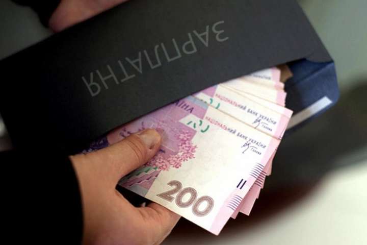 Зарплата 100 тысяч гривен и больше: кому в Украине готовы платить столько денег