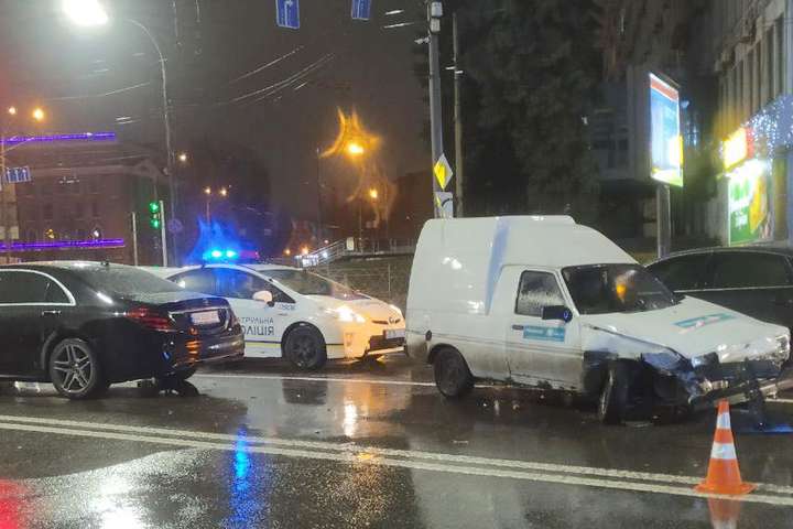 У Києві водій ЗАЗ протаранив чотири автівки та втік із місця ДТП (фото, відео)