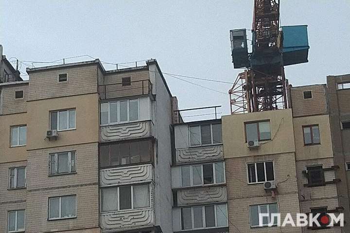 Демонтаж зруйнованого вибухом будинку в Києві зупинився: що сталося