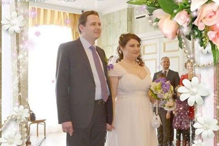 У Росії подружжя посадили на 13 років через весільне фото з працівником ФСБ