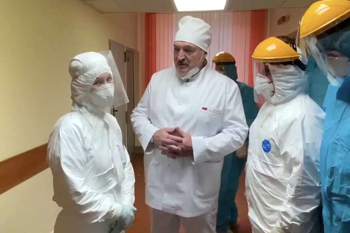 Лукашенко не збирається вакцинуватися від коронавірусу путінською вакциною