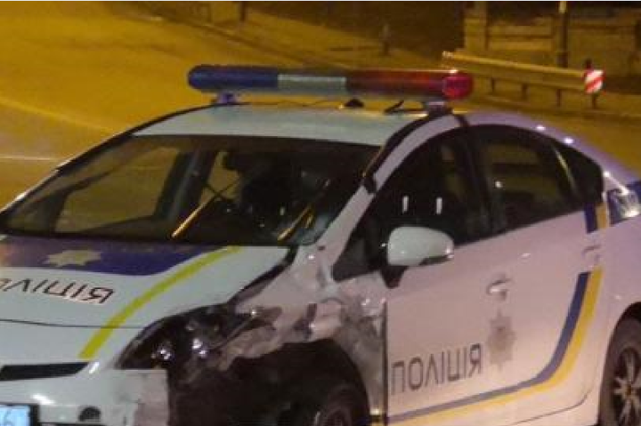 У Києві п’яний водій в’їхав у поліцейське авто (відео)