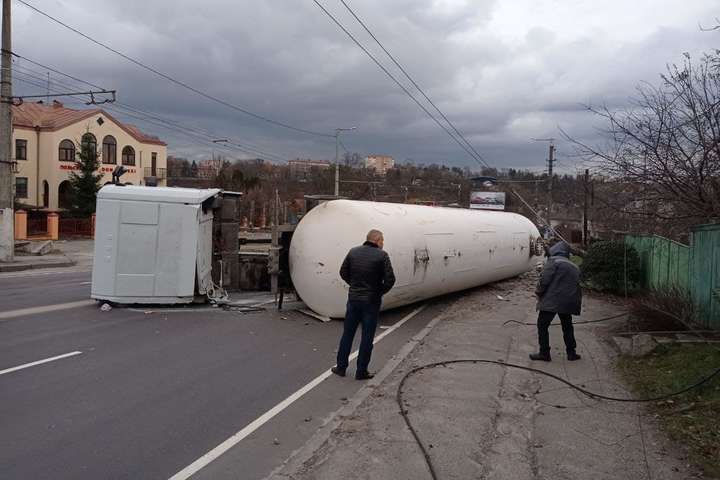 Аварія цистерни з газом у Житомирі: евакуюють мешканців сусідніх будинків (фото)