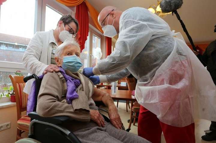 У Німеччині перше щеплення від коронавірусу зробили 101-річній жінці
