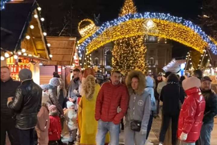 Перед Оперним театром традиційно розмістився різдвяний ярмарок - Начхали на карантин: Різдво у Львові святкували без масок та соціальної дистанції