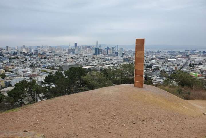 У Сан-Франциско з'явився загадковий моноліт з імбирних пряників