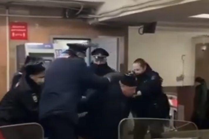 Пасажир без маски помер під час затримання у московському метро (відео)