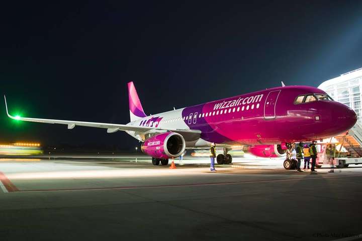 Лоукостер Wizz Air повністю скасував сім напрямків з України