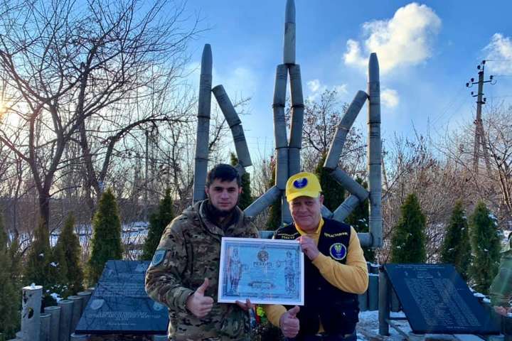 Українські бійці виготовили найбільший тризуб із гільз: фото