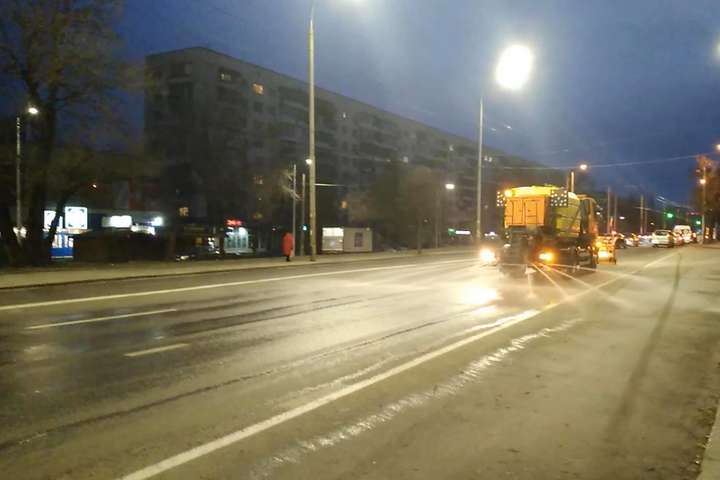 Крижаний дощ перетворює вулиці Києва на ковзанку: на дороги вийшла спецтехніка (фото)