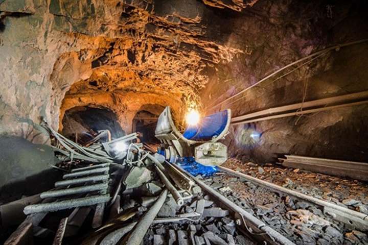 На шахті в Луганській області стався обвал, тривають пошуки гірника