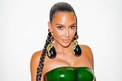 Ким Кардашьян в новогоднем костюме сравнили с черепашкой-ниндзя (фото)