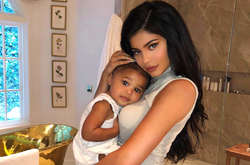 Сексуальная миллиардерша Кайли Дженнер подарила годовалой дочке сумку за $800 (фото)