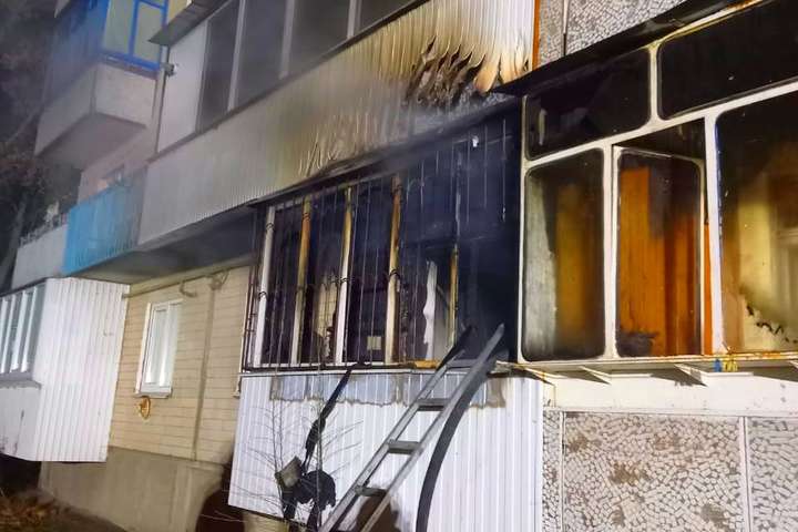 На Київщині під час пожежі у квартирі загинула жінка (фото)