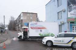 В Бердичеве водитель погиб под колесами своего грузовика