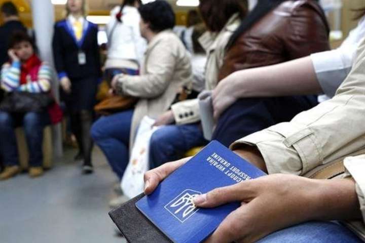 Українські мігранти зможуть отримати у Польщі Covid-вакцину безкоштовно