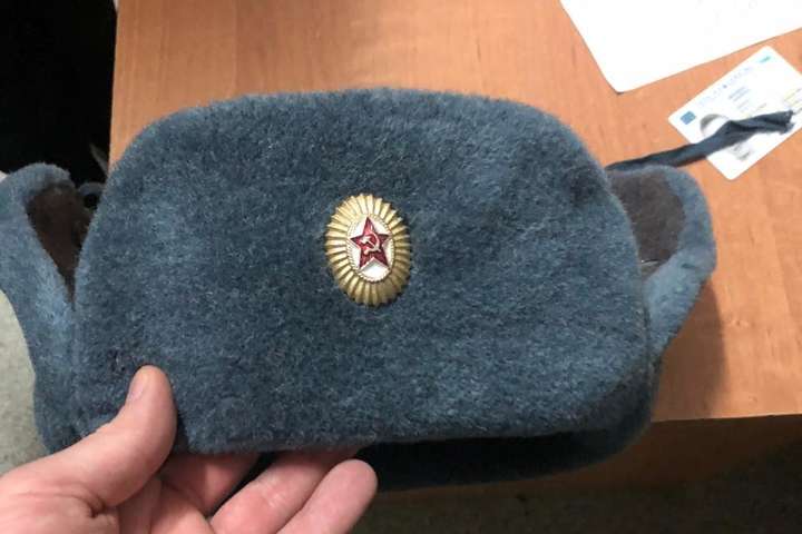 Хотелось острых ощущений: во Львове парень гулял в шапке с советской кокардой