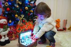 Діти пізнають світ, зокрема на дотик і смак