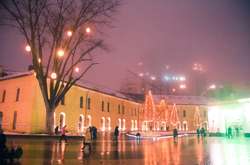 На площі перед метро «Арсенальна» замінили бруківку та освітлення