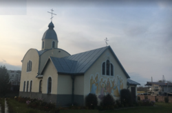 Строили всем миром: во Львове батюшка тайно приватизировал церковь и сменил замки