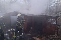 Пожежа виникла у металевих гаражах