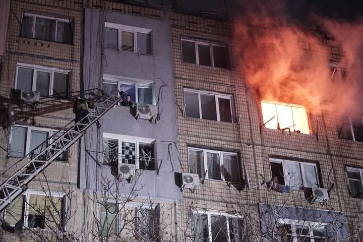 Вогнеборці врятували 28 людей із охопленого полум'ям гуртожитку у Кропивницькому (фото)