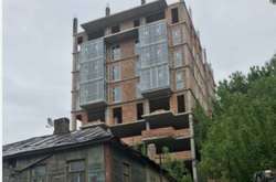 По вул. Докучаєвській, 5-А, де можна зводити будинки не вище чотирьох поверхів, на кінець 2020 року вже виросла 11-поверхівка