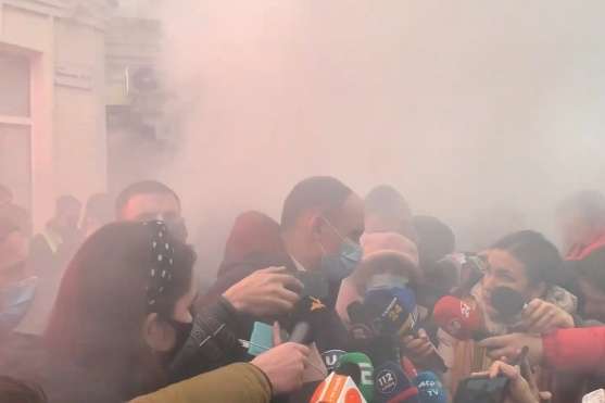 У диму та під крики «ганьба»: як Татаров тікав із будівлі суду (відео)