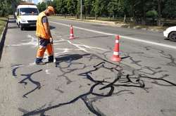 Комунальники показали, як «лікують» дороги в Києві (фото)