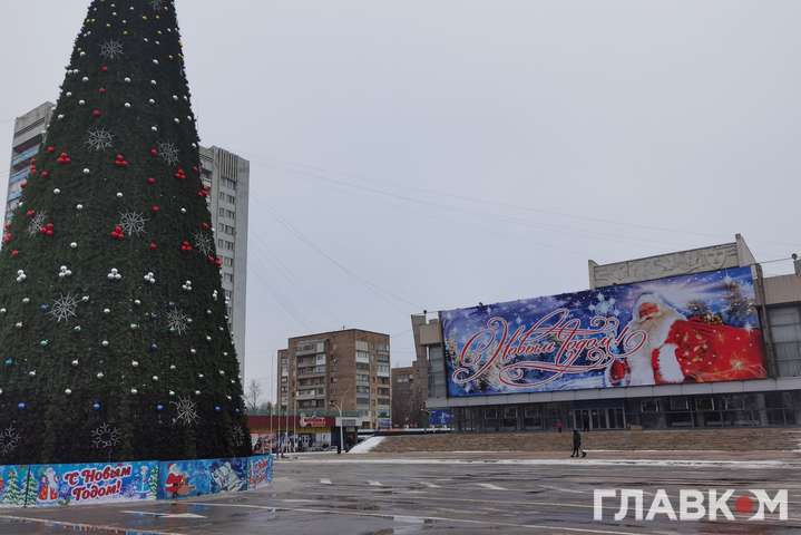 Печальный Новый год. Как выглядит центральная площадь оккупированного Луганска