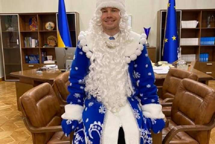 Малюська в костюмі Діда Мороза заявив, що рейдерство в Україні «практично щезло»