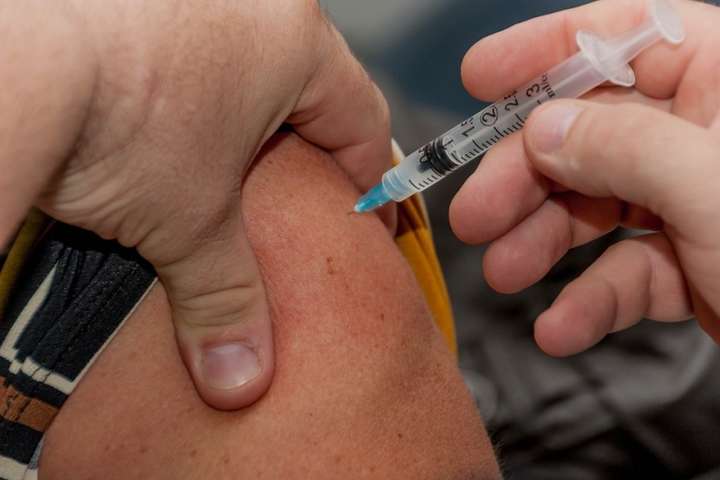 Китай схвалив вихід на ринок вакцини Sinopharm від коронавірусу