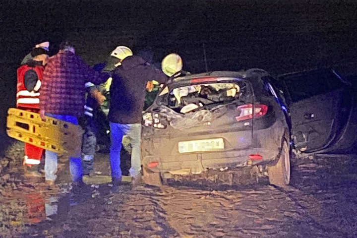 Смертельна ДТП під Києвом: дорогу не поділили Lexus і Renault (фото)