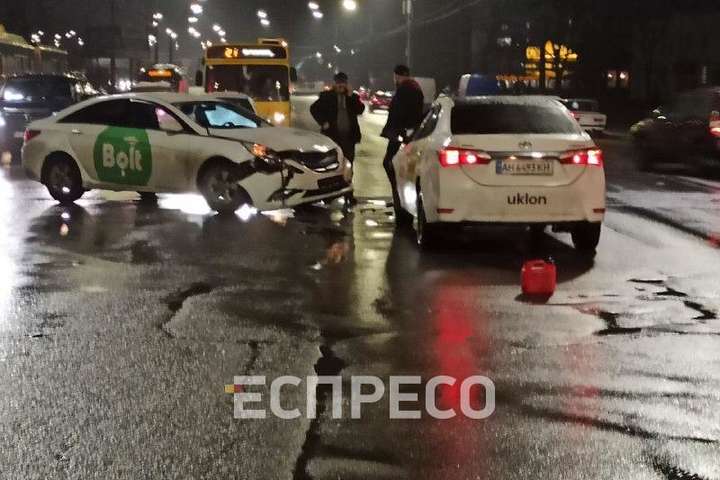 «Двобій Uklon і Bolt»: у Києві зіткнулися два автомобіля таксі