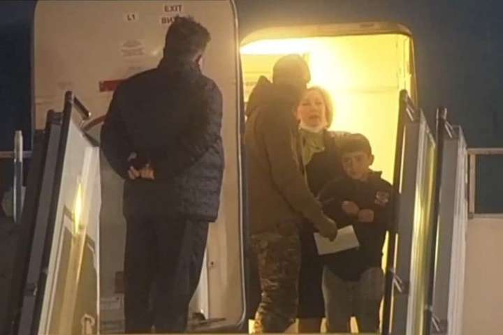 В Україну повернули жінок та дітей, які перебували в таборах для біженців у Сирії: відео