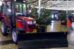 Столичні комунальники усю ніч прибирали сміття зі святкових локацій