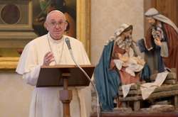 Папа Франциск виступав за кафедрою в бібліотеці Апостольського палацу у Ватикані
