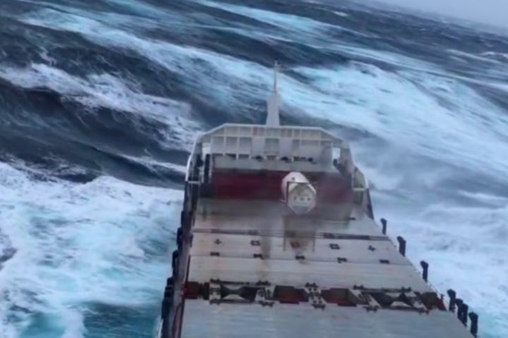 Рекордний «циклон-бомба» вирує в Беринговому морі