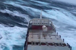 Рекордний «циклон-бомба» вирує в Беринговому морі