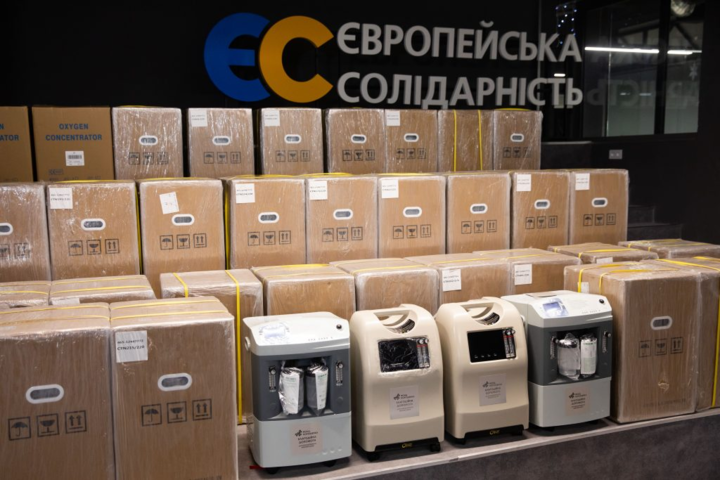 В Україну доставлені 20 кисневих концентраторів із США, які придбали волонтери та Фонд Порошенка